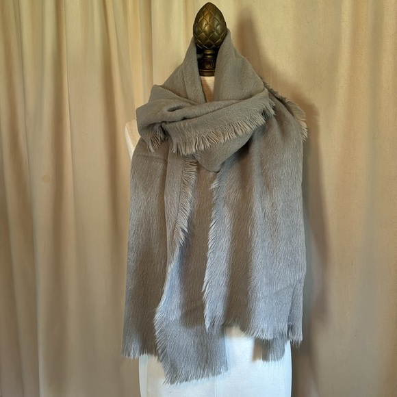 Free With $25 Purchase Gray/Silver Textured Scarf-17x79-Acrylic-Raw Edge-EUC - Picture 2 of 15